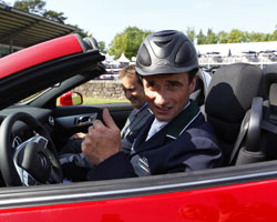 Denis Lynch hat in Hamburg bereits sein drittes Auto mit dem Stern gewonnen. Denis Lynch im neuen SLK mit Bernd Zierold, Niederlassungsleiter Mercedes-Benz Hamburg. Foto: Thomas Hellmann